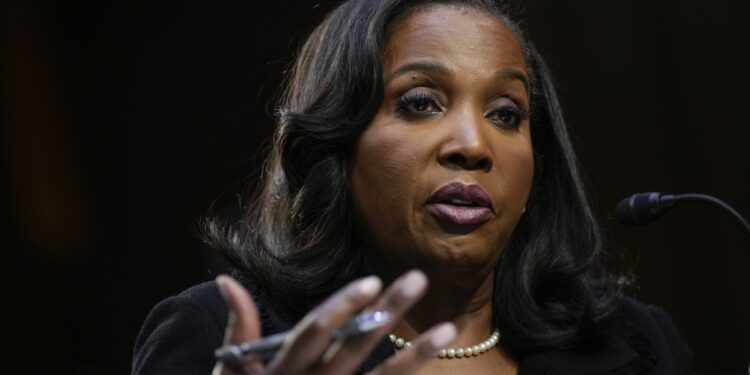 La Corte Suprema dice que la gobernadora Fed Lisa Cook puede quedarse, por ahora: NPR