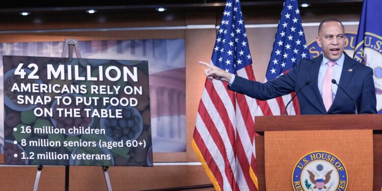 Trump dice que el Senado debería eliminar el obstruccionismo para poner fin al cierre del gobierno: NPR