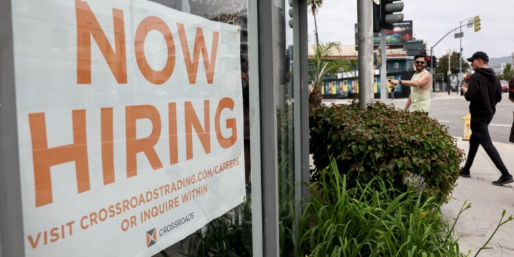 Informe de empleos de retrasos de cierre y se pueden mantener más datos clave: NPR