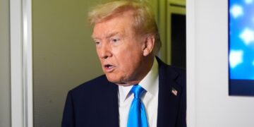 Trump amenaza a Canadá con un impuesto de importación adicional del 10% por un anuncio antiaranceles: NPR