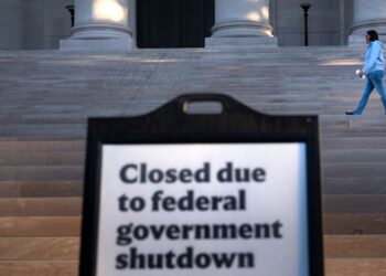 Juez detiene los despidos de empleados federales por cierre: NPR