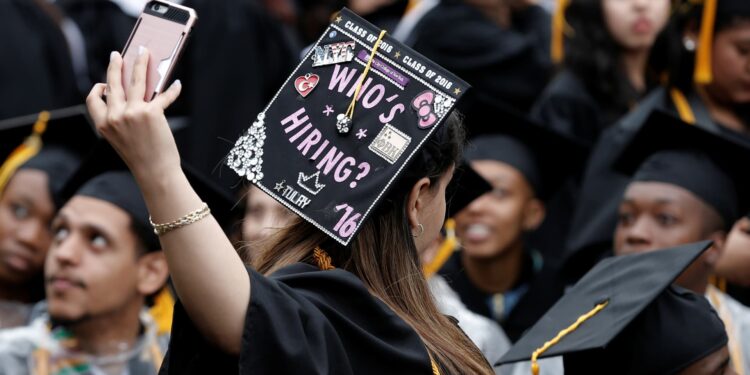 Los graduados universitarios luchan por encontrar trabajo. La IA tiene parte de culpa