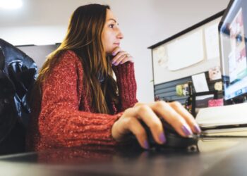 Por qué la IA puede acabar con el avance profesional de muchos trabajadores jóvenes