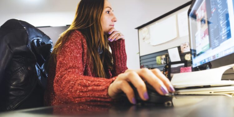 Por qué la IA puede acabar con el avance profesional de muchos trabajadores jóvenes