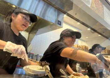 La inflación de los alimentos está matando a Chipotle. Wall Street ve pocas salidas para la empresa si no sube los precios
