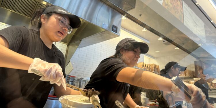 La inflación de los alimentos está matando a Chipotle. Wall Street ve pocas salidas para la empresa si no sube los precios
