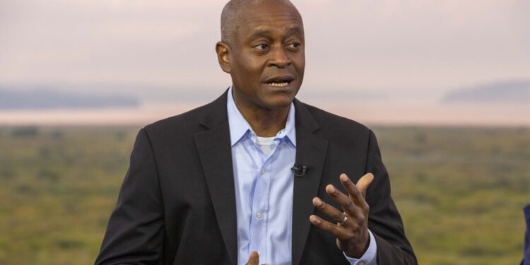 El presidente de la Fed de Atlanta, Bostic, dice que dejará el cargo cuando expire su mandato en febrero