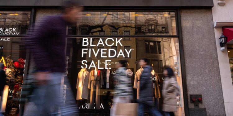 Los compradores restringen sus planes de gastos del Black Friday