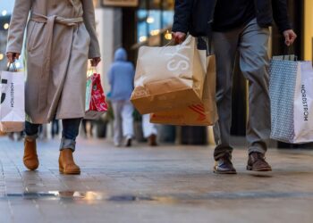 Se espera que los aranceles comiencen a reflejarse más en los precios al consumidor a medida que comience la temporada de compras navideñas.