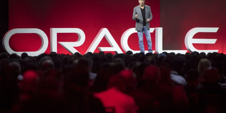 Acciones que realizan los mayores movimientos al mediodía: ORCL, BBWI, GAP