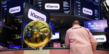 Acciones que realizan los mayores movimientos al mediodía: NET, KLAR, MSTR, ENR