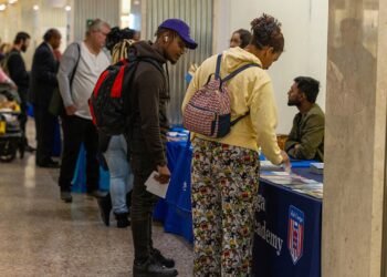 Los recortes de empleo en octubre alcanzaron el nivel más alto del mes en 22 años, dice Challenger