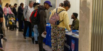 Los recortes de empleo en octubre alcanzaron el nivel más alto del mes en 22 años, dice Challenger