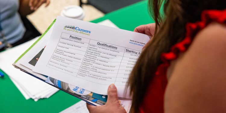 Las ofertas de empleo en octubre cayeron al nivel más bajo desde febrero de 2021, según muestra la medida de Indeed