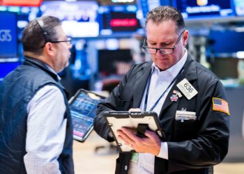 Acciones que realizan los mayores movimientos al mediodía: Cigna, FormFactor, Meta Platforms, Microsoft, Carvana y más