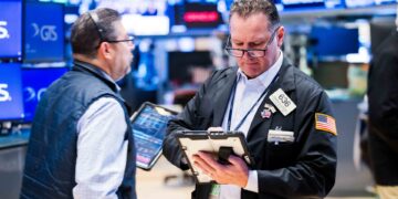 Acciones que realizan los mayores movimientos al mediodía: Cigna, FormFactor, Meta Platforms, Microsoft, Carvana y más