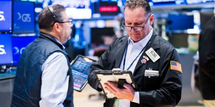 Acciones que realizan los mayores movimientos al mediodía: Cigna, FormFactor, Meta Platforms, Microsoft, Carvana y más