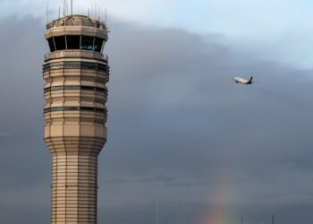 Esto es lo que los viajeros necesitan saber sobre las reducciones de vuelos del aeropuerto de la FAA