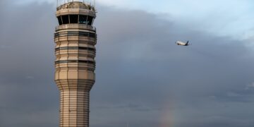 Esto es lo que los viajeros necesitan saber sobre las reducciones de vuelos del aeropuerto de la FAA