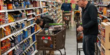 Las acciones están impulsando el sentimiento de los ricos. Una ruptura del mercado laboral podría acabar con eso