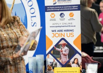 Las nóminas privadas aumentaron en 42.000 en octubre, más de lo esperado y contrarrestando los temores del mercado laboral, dice ADP