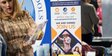 Las nóminas privadas aumentaron en 42.000 en octubre, más de lo esperado y contrarrestando los temores del mercado laboral, dice ADP