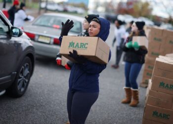 La confianza del consumidor se acerca al nivel más bajo de su historia a medida que aumentan las preocupaciones sobre el cierre