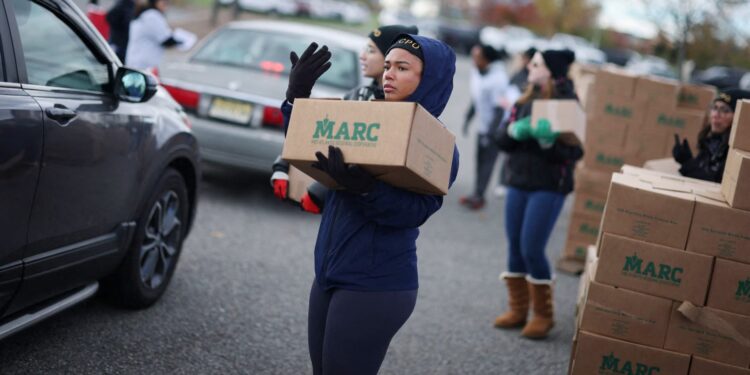 La confianza del consumidor se acerca al nivel más bajo de su historia a medida que aumentan las preocupaciones sobre el cierre