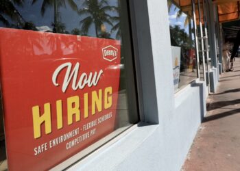 Las pérdidas de nóminas privadas se aceleraron en las últimas cuatro semanas, informa ADP