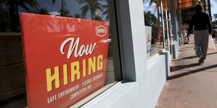 Las pérdidas de nóminas privadas se aceleraron en las últimas cuatro semanas, informa ADP