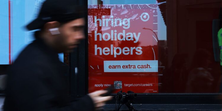 La confianza del consumidor alcanza su punto más bajo desde abril a medida que aumentan las preocupaciones laborales