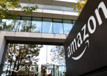 Acciones que realizan los mayores movimientos al mediodía: AMZN, ADEA, KVUE, IREN