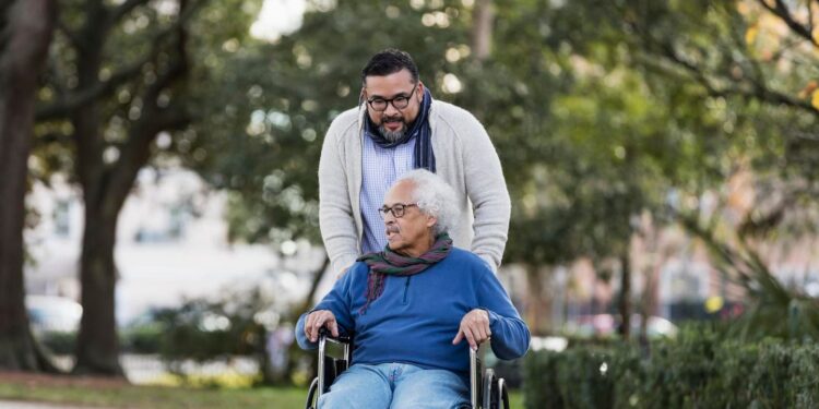 Nuevas formas de cerrar la brecha de navegación en la atención para personas mayores y familias