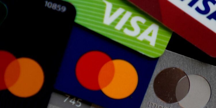 Así es como podría afectarle el acuerdo de tarifa por uso de Visa y Mastercard