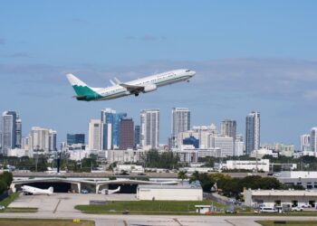 Un proyecto de ley bipartidista tiene como objetivo pagar a los controladores de tráfico aéreo durante futuros cierres