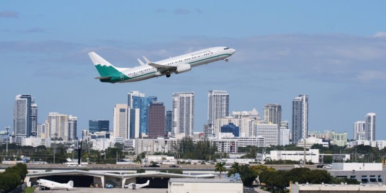Un proyecto de ley bipartidista tiene como objetivo pagar a los controladores de tráfico aéreo durante futuros cierres
