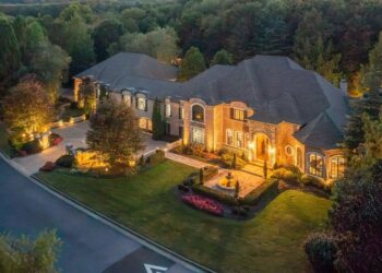 ¡Un paraíso para los amantes de las fiestas! El castillo de Tennessee de 6,8 millones de dólares viene completo con una bolera, una cancha de baloncesto, una sala de juegos y su propia gruta