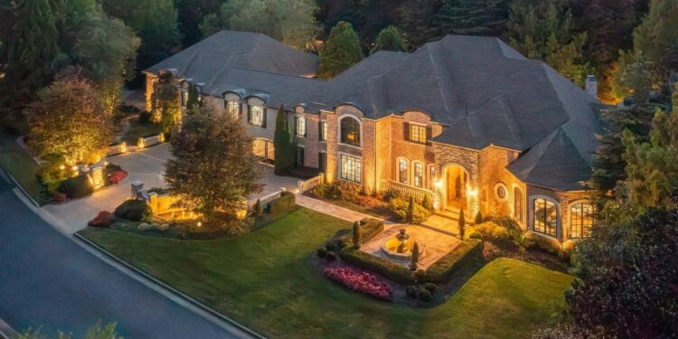 ¡Un paraíso para los amantes de las fiestas! El castillo de Tennessee de 6,8 millones de dólares viene completo con una bolera, una cancha de baloncesto, una sala de juegos y su propia gruta