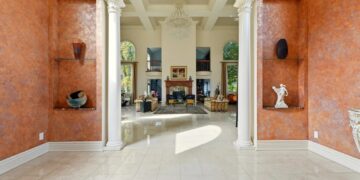 Una mansión de Kentucky de inspiración europea de 4,4 millones de dólares con un enorme estanque privado está redefiniendo la vida de lujo en el estado de Bluegrass