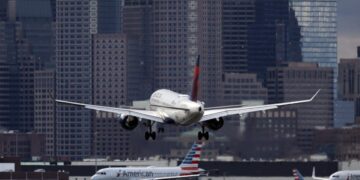 Cómo la reducción del tráfico aéreo puede provocar cancelaciones y retrasos en los vuelos