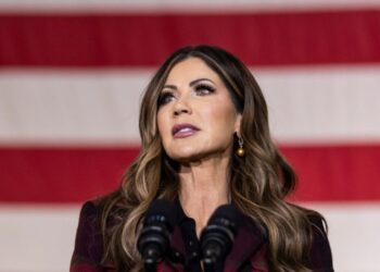 Noem anuncia bonos de $10 mil para algunos trabajadores de la TSA después del cierre