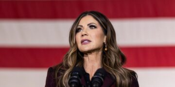 Noem anuncia bonos de $10 mil para algunos trabajadores de la TSA después del cierre