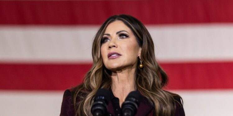 Noem anuncia bonos de $10 mil para algunos trabajadores de la TSA después del cierre