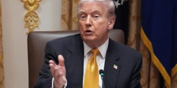 Trump dice que los estadounidenses recibirán 2.000 dólares cada uno gracias a la iniciativa arancelaria