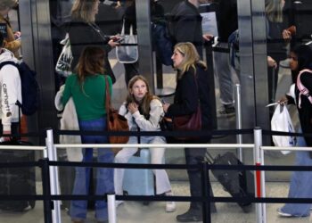 Los viajeros estadounidenses soportan el segundo día de recortes de vuelos mientras persiste el cierre del gobierno