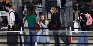 Los viajeros estadounidenses soportan el segundo día de recortes de vuelos mientras persiste el cierre del gobierno