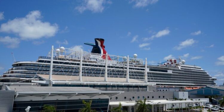 Hermanastro vinculado a la investigación por la muerte de un adolescente de Florida a bordo del crucero Carnival: Informes