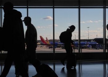 Estas son las aerolíneas más y menos confiables para viajes de vacaciones, según un análisis