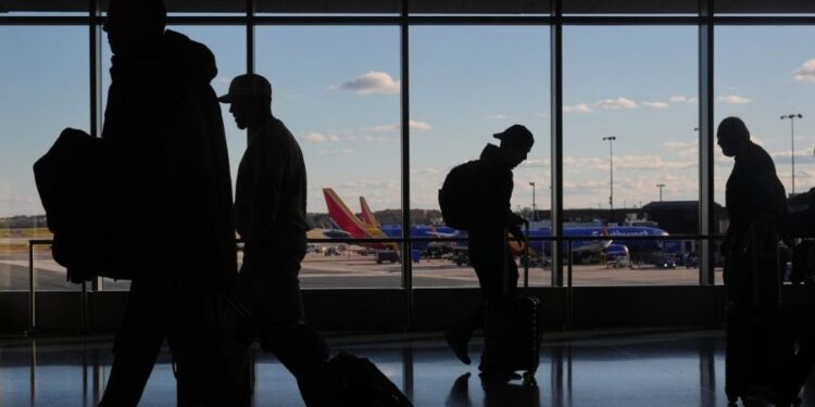 Estas son las aerolíneas más y menos confiables para viajes de vacaciones, según un análisis