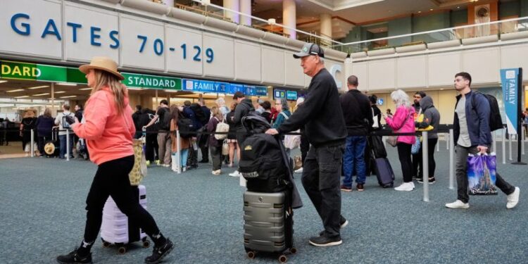 Funcionario de Trump quiere que nos vistamos con ‘respeto’ en los aviones. ¿Qué significa eso exactamente?